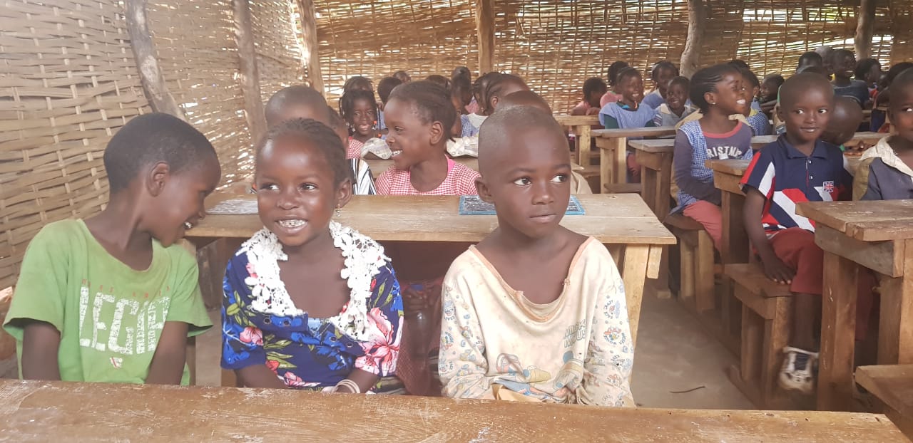 Nos bénévoles visitent un village en Guinée et découvrent l’école