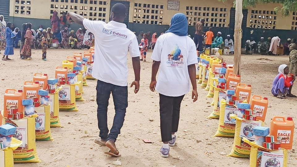 Photo de bénévoles de l'association Eau Z'Enfants distribuant des denrées alimentaires pendant le ramadan