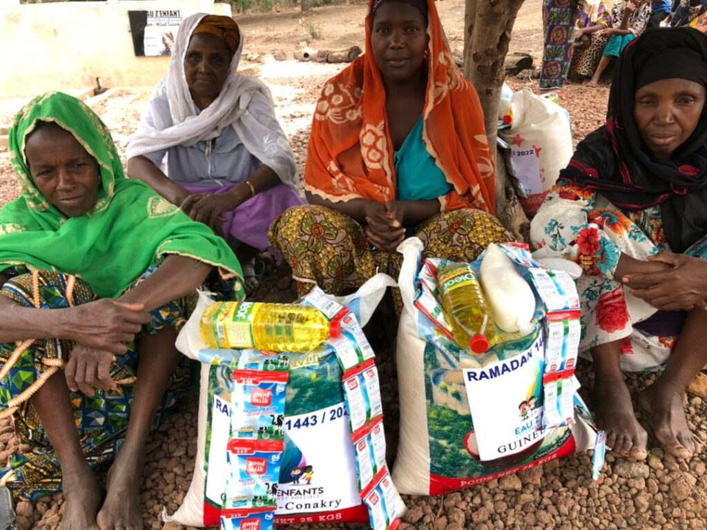 Eau Z'Enfants- Photo de femmes recevant des denrées alimentaires pendant le ramadan