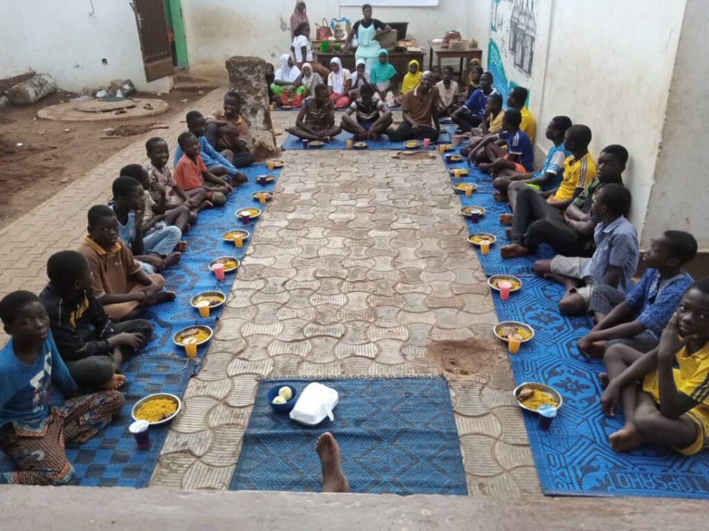 Photo de nombreux enfants prêts à manger un repas offert par l'association Eau Z'Enfants, pendant le ramadan