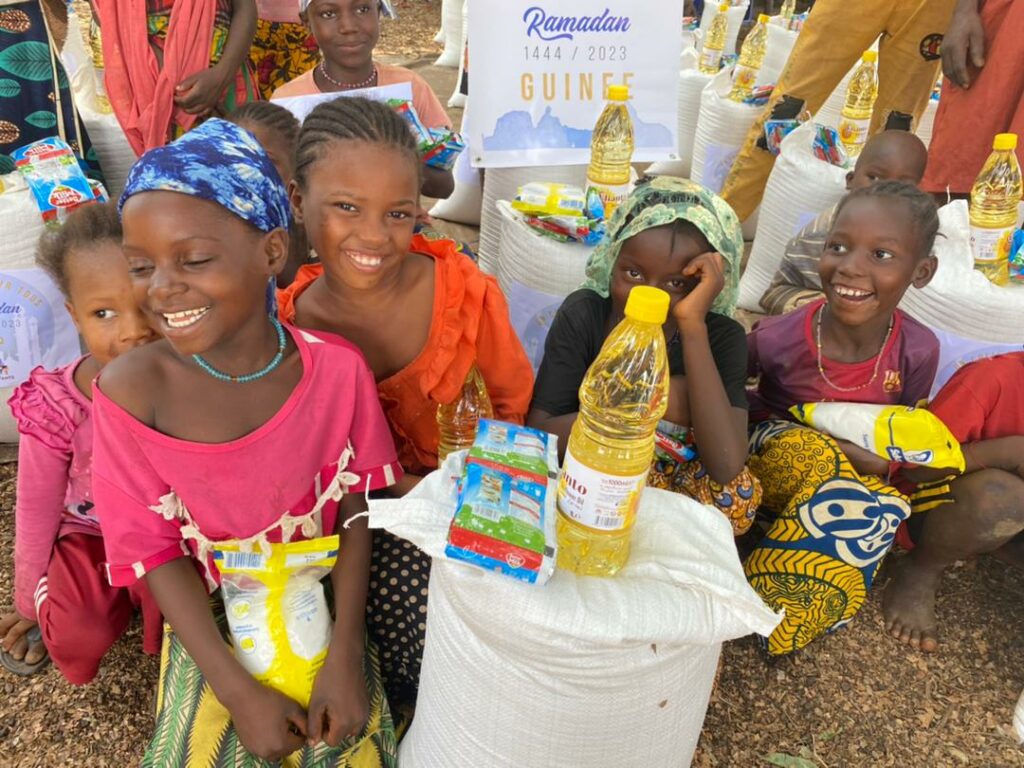 Photo de nombreux enfants prêts à manger un repas offert par l'association Eau Z'Enfants, pendant le ramadan