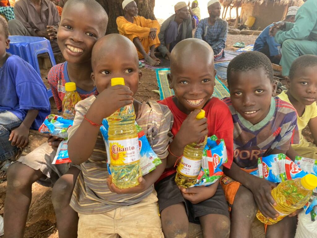 Photo de nombreux enfants prêts à manger un repas offert par l'association Eau Z'Enfants, pendant le ramadan