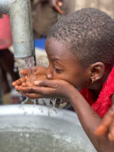 Lire la suite à propos de l’article Le forage :  du projet à l’eau qui en jaillit