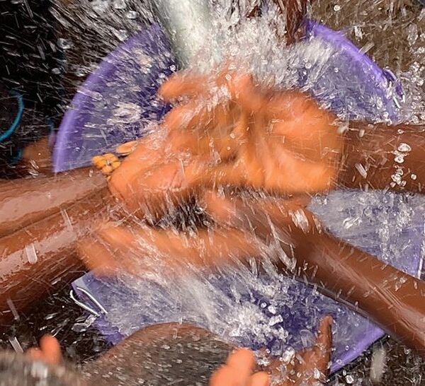 L’eau surgit d’un puits en Guinée